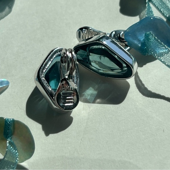 Vintage HMN Aquamarine Clip On Earrings And 15” Triple Strand Shell Necklace - Picture 6 of 8